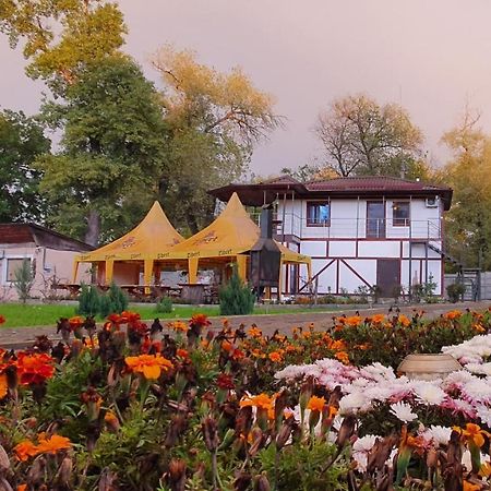 Slavutich Hotel Dniprodzerzhynsk Bagian luar foto