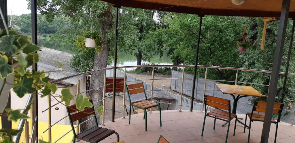 Slavutich Hotel Dniprodzerzhynsk Bagian luar foto